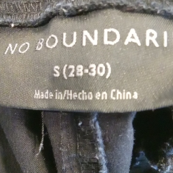 No Boundaries Black Cargo Shorts - Picture 4 of 5